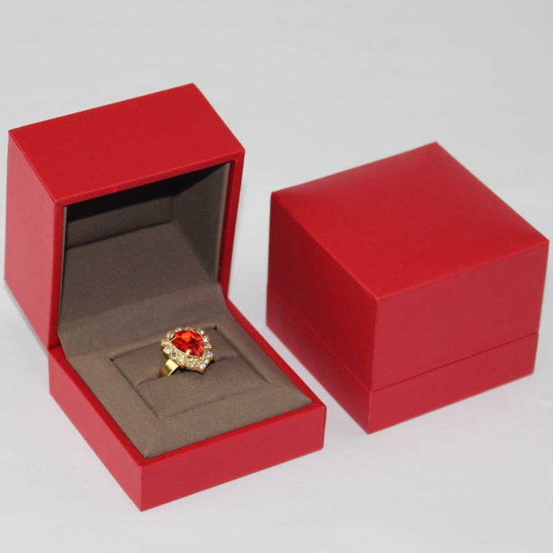 exquisite Schmuckverpackung benutzerdefinierte hochwertige rote Schmuck Ringbox mit Schwamm Schaum, die Größe ist 68 * 68 * 56mm