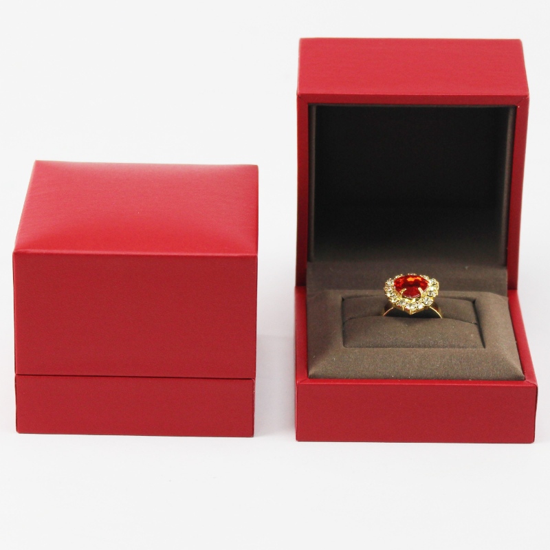 exquisite Schmuckverpackung benutzerdefinierte hochwertige rote Schmuck Ringbox mit Schwamm Schaum, die Größe ist 68 * 68 * 56mm