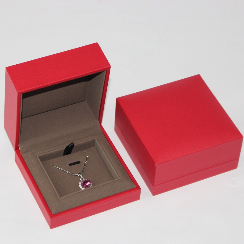 Exquisite Schmuckverpackung Box kundenspezifische hochwertige rote Schmuck Anhänger Box, die Größe ist 90*90*45mm