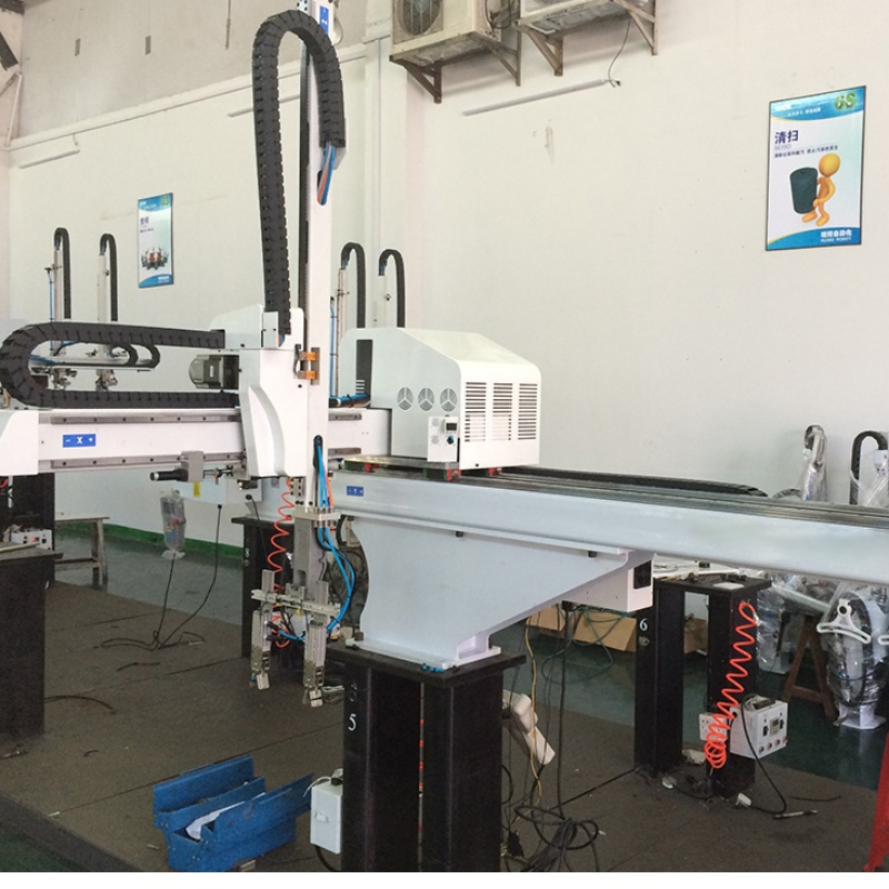 Industrieller AC-Servomotor 3-Achs-Arm-Robotermanipulator Kunststoff-Maschinenroboter