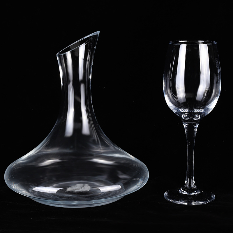 2020 Neue Weinkaraffe Transparentes Glas Einfach gekippte Weinkaraffe ohne Griff kann für den Großhandel angepasst werden