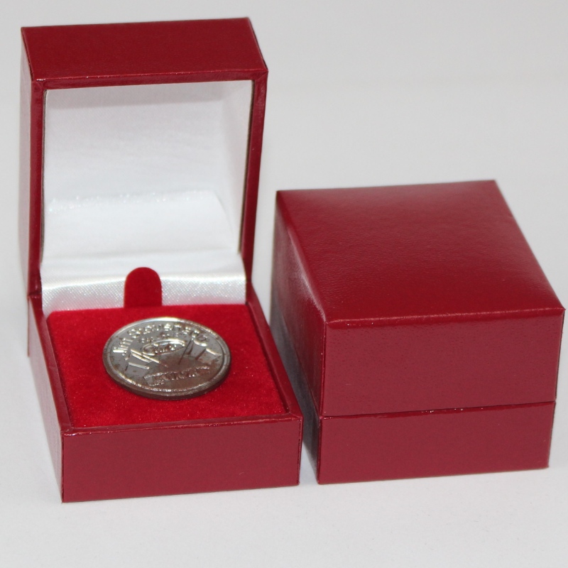 Punkt V-07 quadratische Plastikbox mit Leatherette Paper für Durchmesser 25-30 mm Münze, Abzeichen, Ring etc. mm.46*53*38, Gewichte ca. 40g