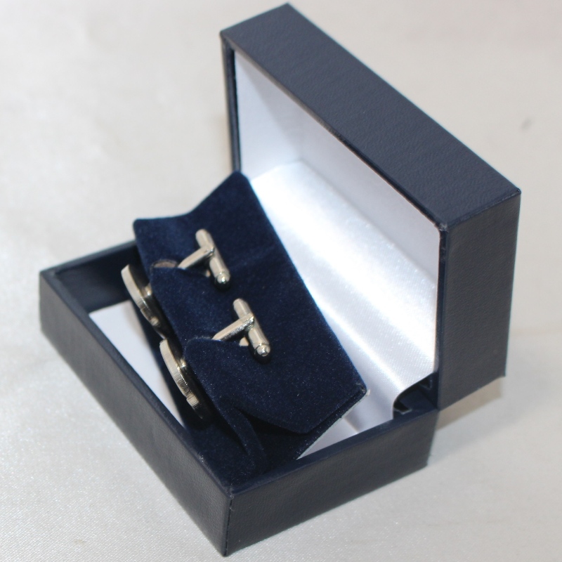 Artikel VK-1 rechteckige Plastikbox mit Kunstlederpapier für 58 * 20 mm Krawattenklammer, Schlüsselanhänger, Manschettenknöpfe, Abzeichen usw. mm.75 * 50 * 38, Gewicht ca. 56 g