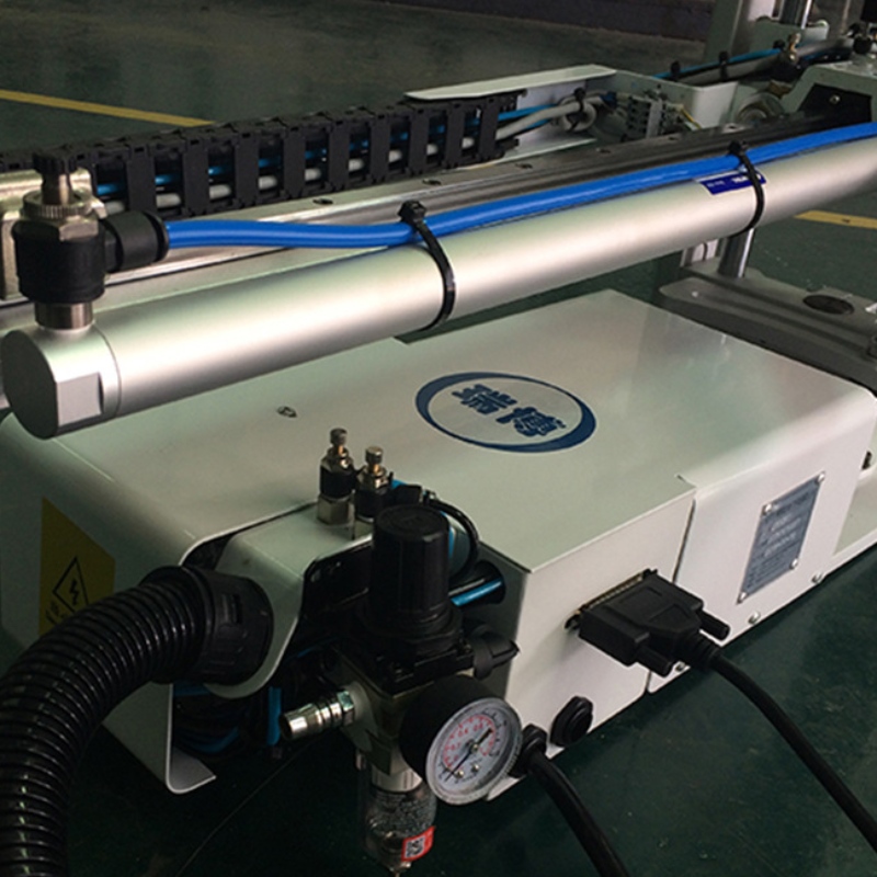 Industrieller mechanischer Arm und Manipulatorroboter oder pneumatischer Roboterarm für die Werkstattautomatisierung