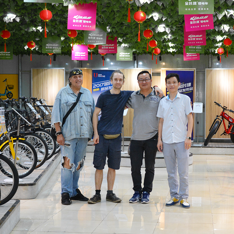 Ausländische Freunde kommen in unser Unternehmen zu besuchen und zu verhandeln