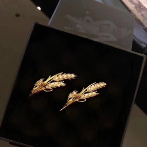 Goldene Weizenbrosche