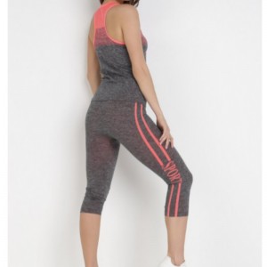 Schwarzer und orangefarbener Trainingsanzug