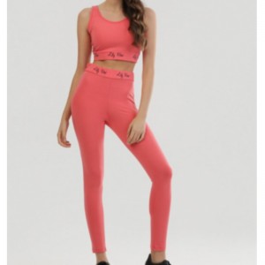 Rosa Trainingsanzug.