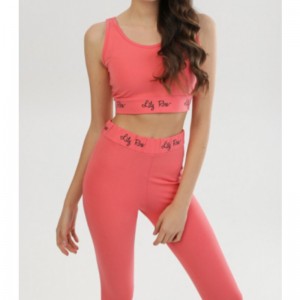 Rosa Trainingsanzug.