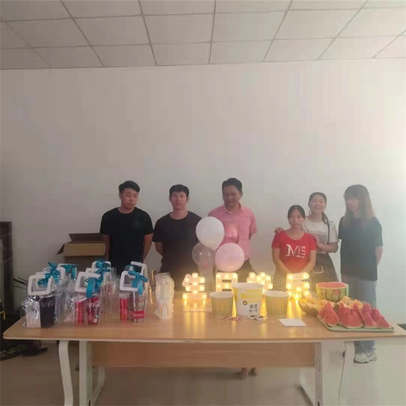 Öffnen Sie Geburtstagsfeier für unseren schönen Kollegen