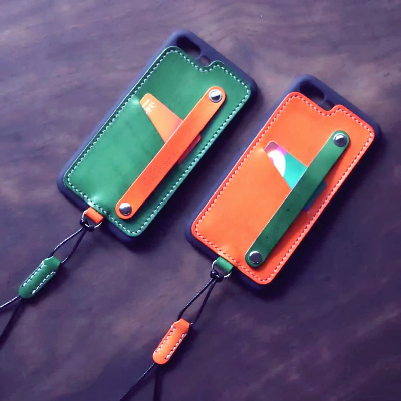 Es eignet sich für die iPhone Handy Schutzhülle aus Leder. Es ist aus hochwertigem Kalbsleder gefertigt. Das Lederetui ist mit einem Handschlaufe gestaltet. Der importierte tpu+pc zwei in einem weichen Gummikoffer ist Anti-Fall und Anti-Kratzen