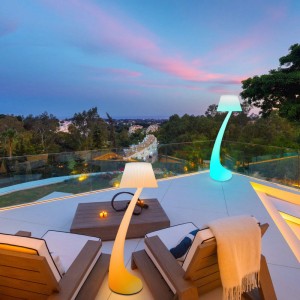 132 cm hohe Farbwechsel -Led -Eck -Stehlampe mit dimmbarer Fernbedienung