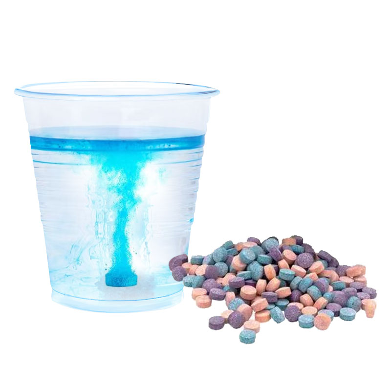 Ein magisches Spielzeug, das Wasser absorbieren und groß werden kann