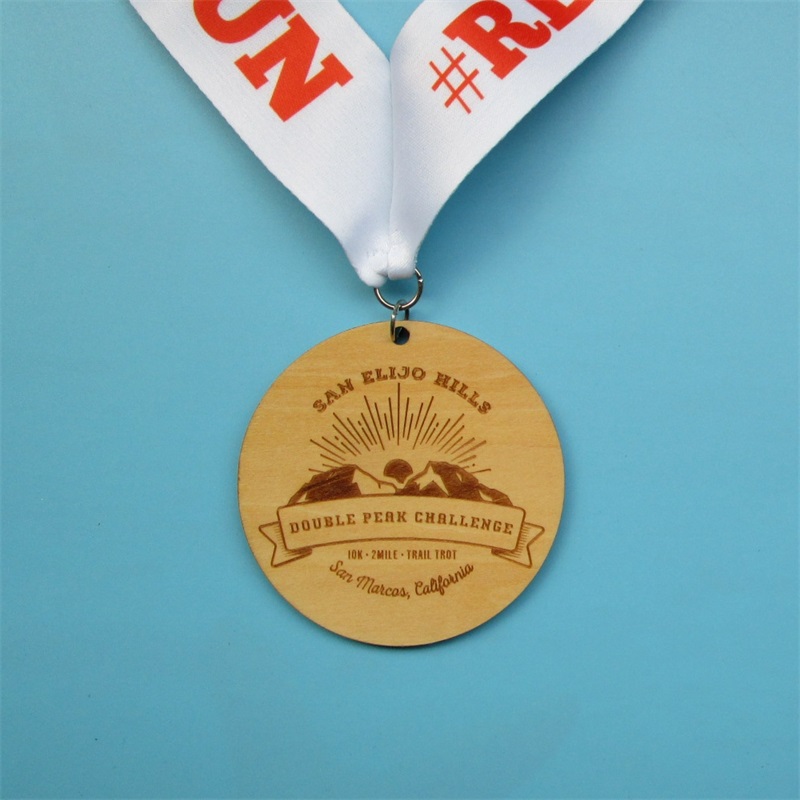 Rohholes Holz Holzschnitze mit Seidenband schöne Medaillen