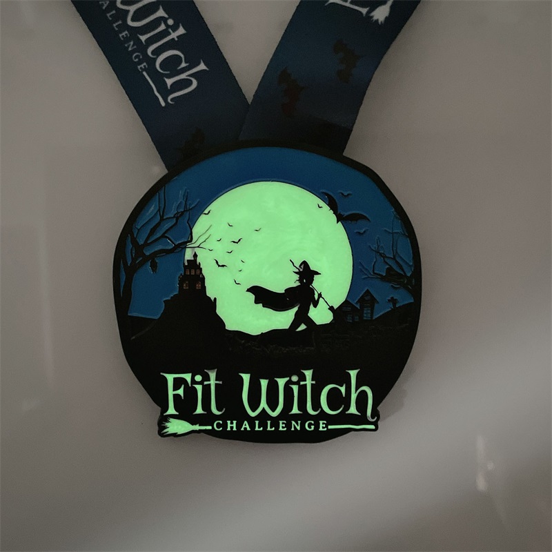 Einzigartige Ferienlaufmedaillen 7/8 Zoll Matt Black Metall Medal Halloween Luminous Night Medaille