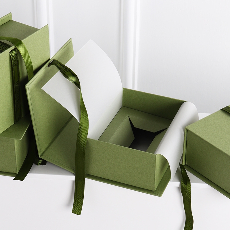 Benutzerdefinierte buchförmige Geschenkbox mit Seide