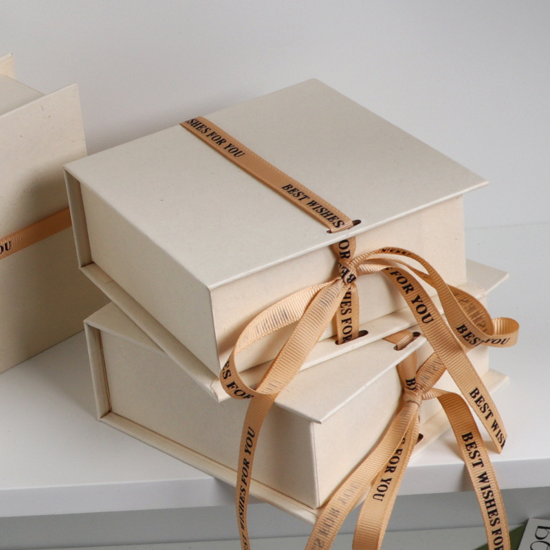 Benutzerdefinierte buchförmige Geschenkbox mit Seide