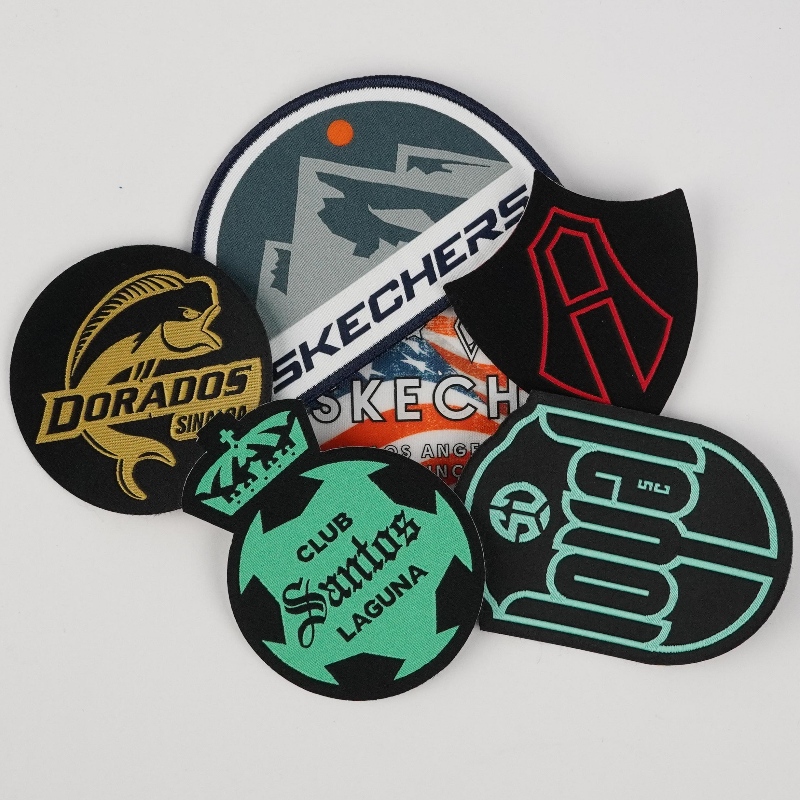 Großhandel Wärmeschnitt Custom Markenname Stickerei Logo benutzerdefinierte Kleidung gestickte Patches