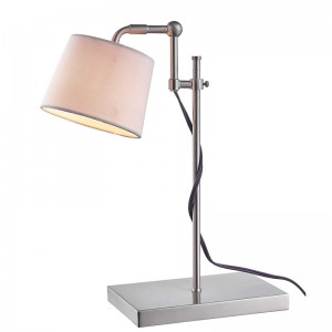 Einstellbare Aufgabenlampe am Arbeitsstation in den Gästezimmern