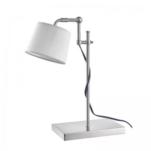 Einstellbare Aufgabenlampe am Arbeitsstation in den Gästezimmern