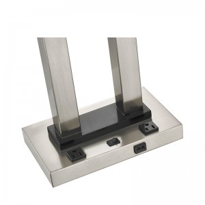 Doppel -Nachttischtischlampe im Gästezimmer