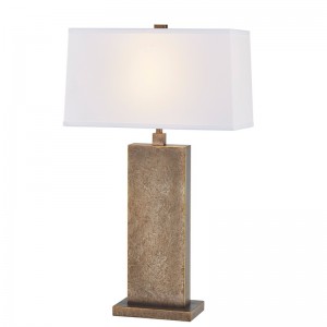 Dekorative antike Eisentischlampe am Eingang des öffentlichen Raums