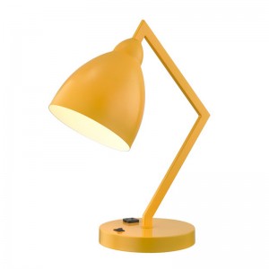 Schreibtischlampe mit festem Metallarm und Kopf mit einem integrierten Steckdosen und auf dem/-Nob -Rocker -Schalter bei der Basis für den Gästezimmer