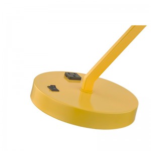 Schreibtischlampe mit festem Metallarm und Kopf mit einem integrierten Steckdosen und auf dem/-Nob -Rocker -Schalter bei der Basis für den Gästezimmer