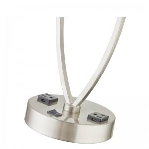 Schlaf eine leichte Tischlampe mit gebürstetem Nickel -Finish, A auf/Off -Rockerschalter und zwei Steckdosen im Gästezimmer