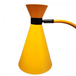 Two Töne Schreibtischlampe mit schwarzer und hellgelbem Finish, A auf/Off -Rocker -Schalter und zwei bequeme Outlets im Gästezimmer