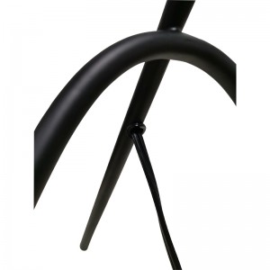 Drei -Bein -Schreibtischlampe mit schwarzem Finish und A on/off Rocker Switch in der Schlange im Gästezimmer