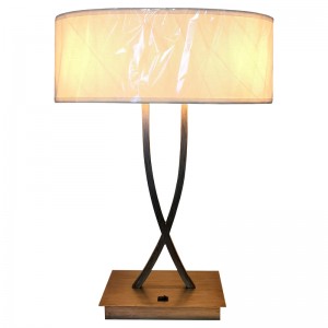 Zwei leichte antike silberne Finish -Schreibtischlampe mit einem auf/off -Rockerschalter im Gästezimmer