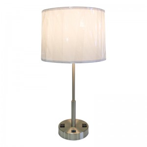 Einfacher Stil Bürstete Nickel -Finish -Nachttischlampe mit einem Zwilling auf/-Rocker -Schalter und zwei bequemen Outlet im Gästezimmer