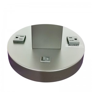 Zwei töne schwarze und gebürstete Nickel -Finish -Tischlampe mit einem auf/off -Rockerschalter und zwei bequemen Outlets im Gästezimmer