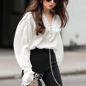 Französisch weißes langärmeliges Hemd 2023 Neues ausgestellter Ärmel dünn Temperament V-Ausschnitt Design Sinn gebundener Hemdbluse