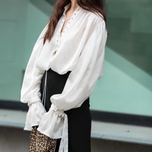 Französisch weißes langärmeliges Hemd 2023 Neues ausgestellter Ärmel dünn Temperament V-Ausschnitt Design Sinn gebundener Hemdbluse