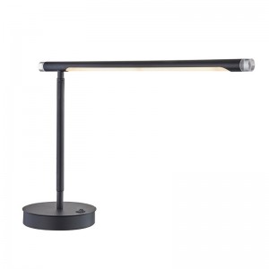 Marriott Verstellbare LED -Schreibtischlampe mit mattem schwarzem Finish und A on/off Rocker Switch im Hotel Gästezimmer