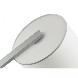 Hiltom Hotel Sofaneben Stehlampe mit silbernen Finish im Gästezimmer