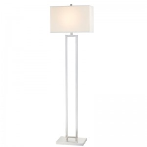 Marriott Hotel Sofaneben Stehlampe mit gebürstetem Nickel -Finish im Gästezimmer