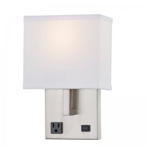 Hospitality Hotel Handwandleuchten mit gebürstetem Nickel -Finish und halb rechteckiger Stoffton im Hotel typischer Gästezimmer