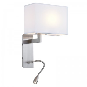 Hospitality Hotel Wall Sconce mit gebürstetem Nickelfinish und rechteckiger Stoffton im Hotel typisch Gästezimmer