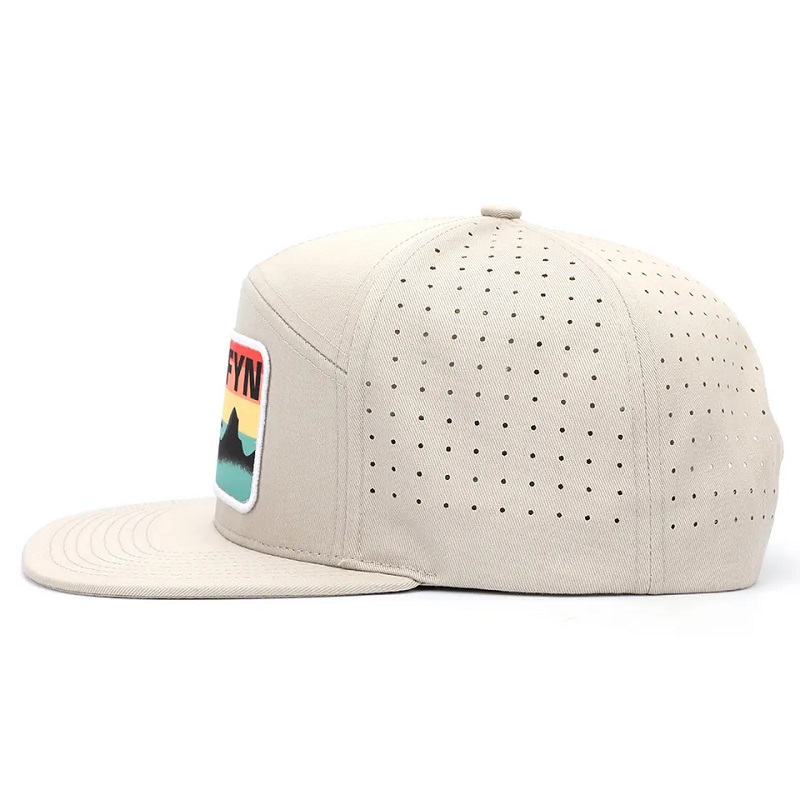 Großhandel benutzerdefinierte hochwertige 7 Panel Flachgedruckte Patch Patch Logo Snapback Caps, Laser Cut Loch Perforated Herren Hut