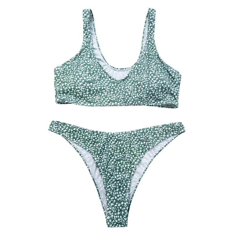 Bequemer zweiteiliger Badeanzug mit breiter Schultergurt und kleinem blumigem Weiß auf grünem Hintergrund