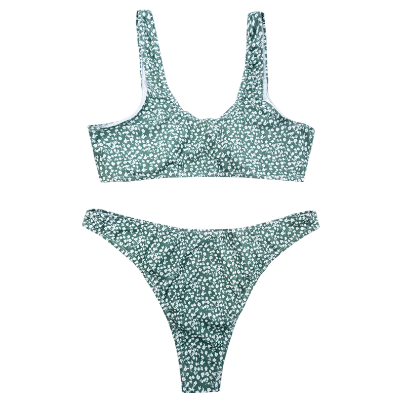 Bequemer zweiteiliger Badeanzug mit breiter Schultergurt und kleinem blumigem Weiß auf grünem Hintergrund