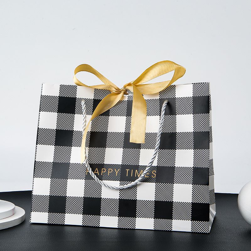 Schicke karierte Geschenktüte aus Kraftpapier