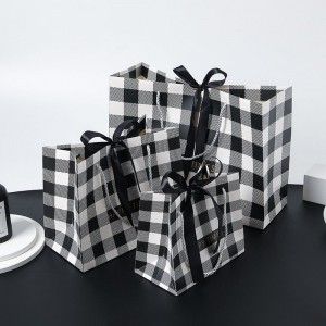 Schicke karierte Geschenktüte aus Kraftpapier