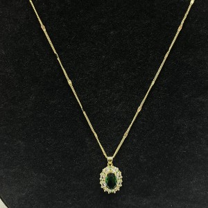 Regal Emerald Elegance Gold-Grüne Edelsteinkette mit funkelnden Akzenten