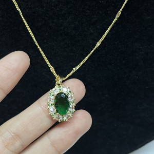 Regal Emerald Elegance Gold-Grüne Edelsteinkette mit funkelnden Akzenten