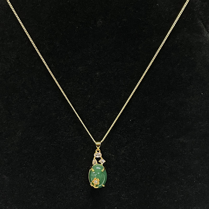 Opulentes grünes Jade Oval Anhänger Halskette mit weißen Zirkonakzenten, Gold-Plattierte Einstellung, elegante Frauen\Schmuck