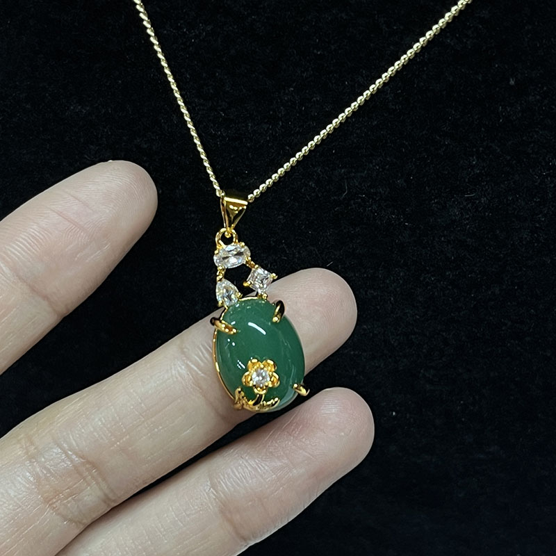 Opulentes grünes Jade Oval Anhänger Halskette mit weißen Zirkonakzenten, Gold-Plattierte Einstellung, elegante Frauen\Schmuck